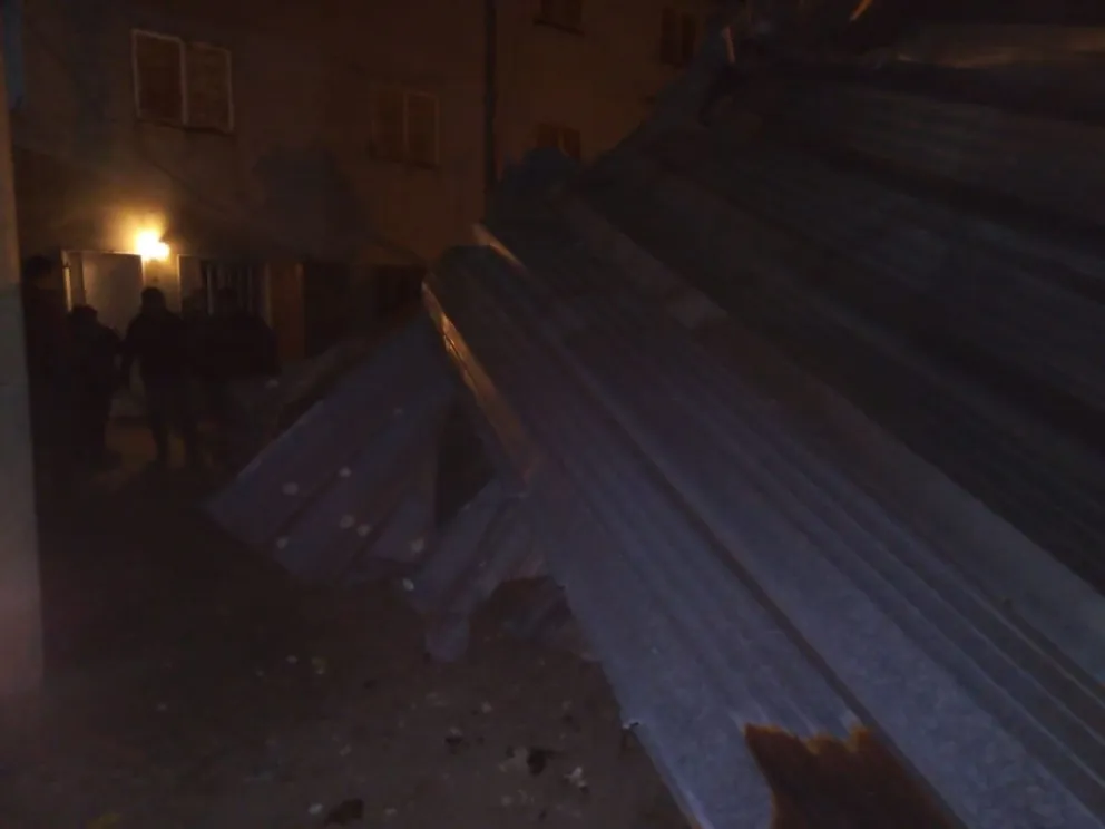 Grave: tres familias quedaron en la ruina porque se les voló el techo de los departamentos