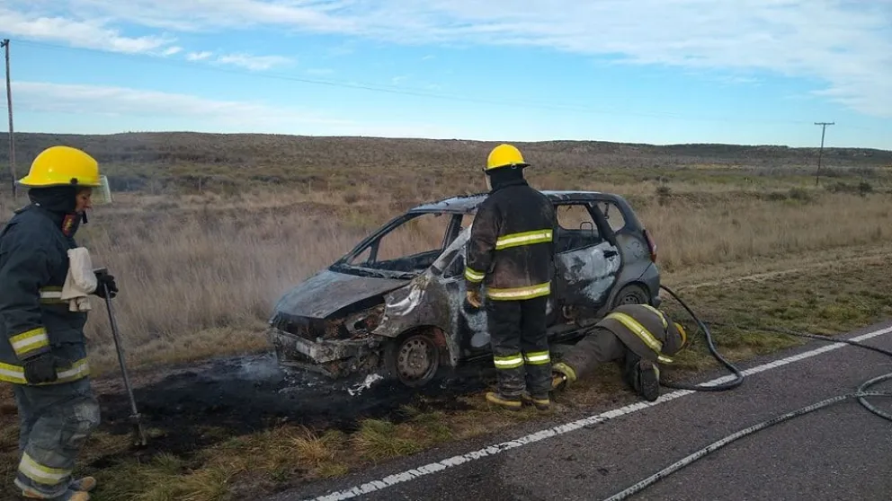 El fuego destruyó un auto en la ruta y los ocupantes resultaron todos ilesos