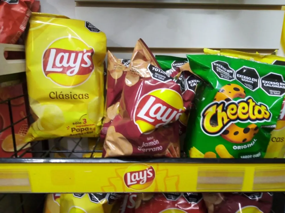 Robaron papas fritas y mientras las comían frente al río, les cayó un patrullero