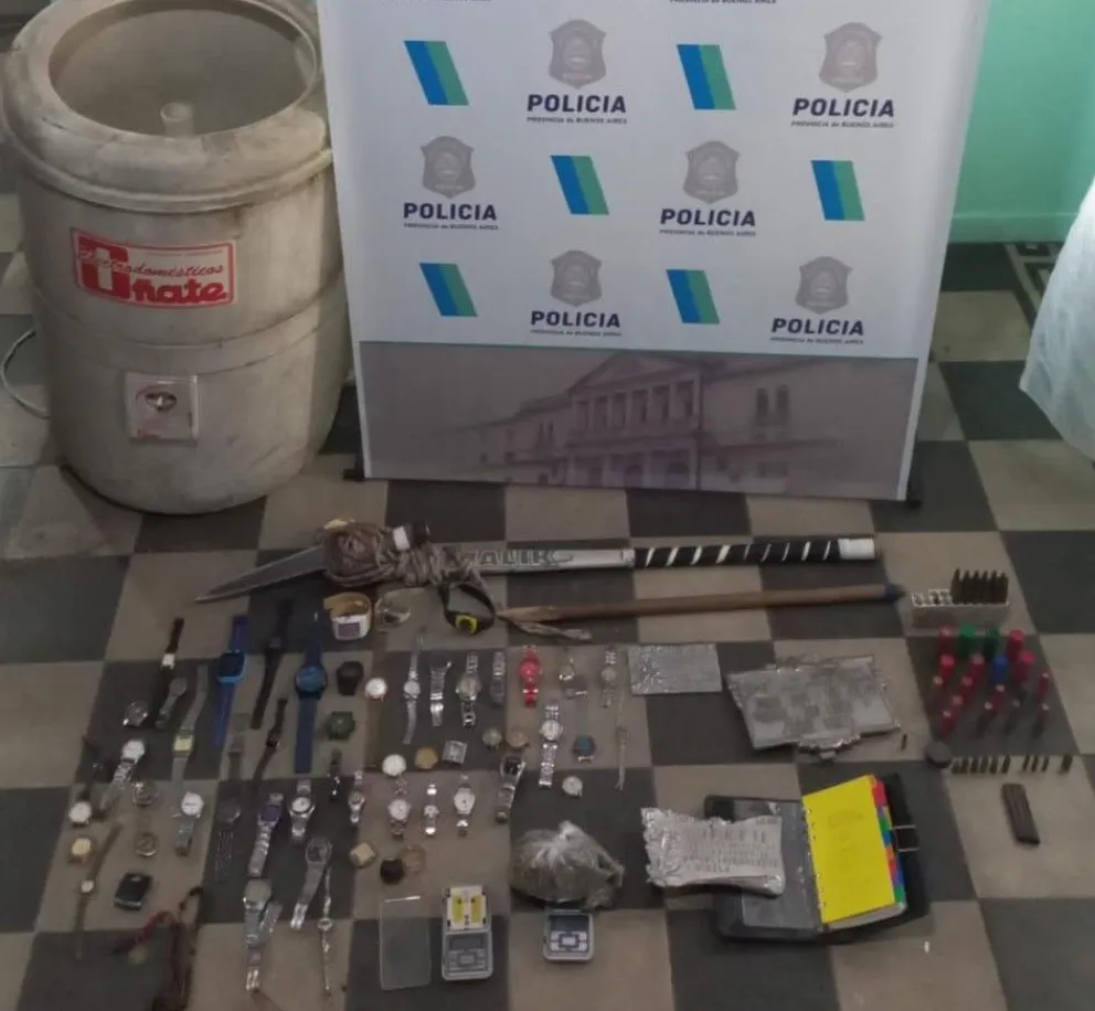 Le allanaron la casa por una amenaza y encontraron objetos robados y sustancias prohibidas 