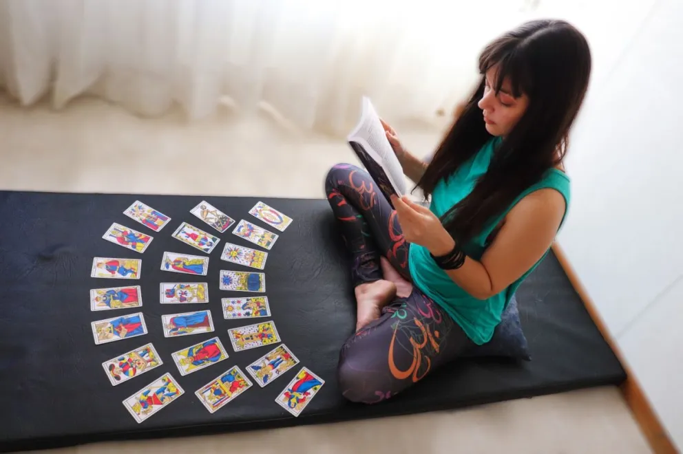 Tarot evolutivo: un viaje introspectivo desde el movimiento y la expresión creativa