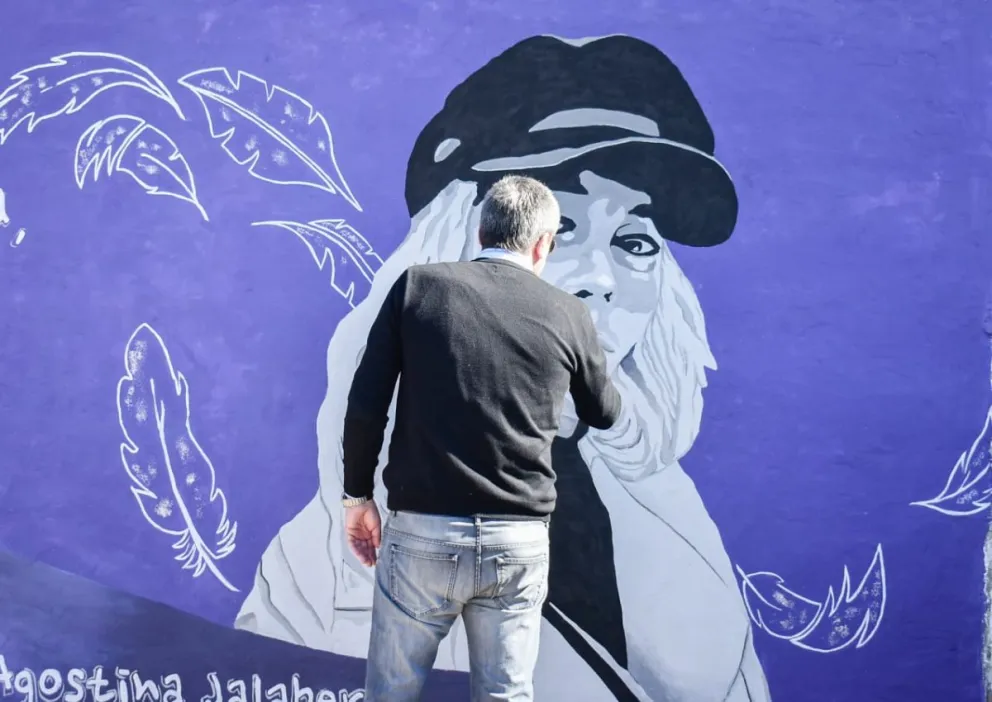 Jalabert en el mural en homenaje a su hija, realizado en Patagones. 