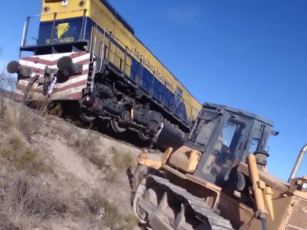 Se descarriló el Tren Patagónico y operarios trabajan a contrarreloj para reparar la vía