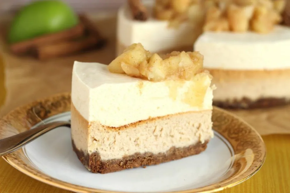 Un postre exquisito: tarta de manzana con mousse