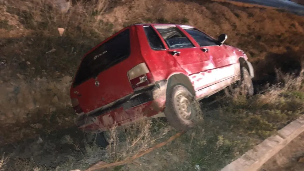 Perdió el control de su auto y terminó dentro de una zanja 