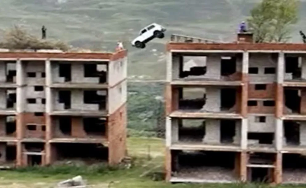 Video: quiso saltar con su vehículo al techo de otro edificio y cayó al vacío