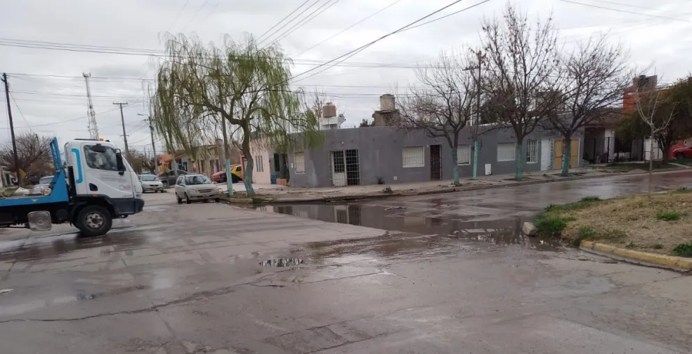 Cloacas colapsadas, aguas servidas y olor insoportable en Urquiza y Güemes 