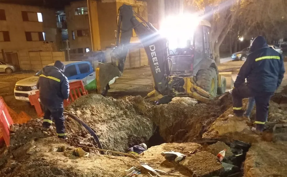 Contrarreloj, Aguas Rionegrinas reparó un caño principal en plena madrugada: “La pérdida era importante”