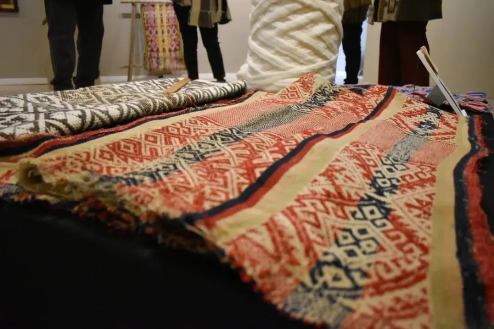 Se inauguró una muestra para poner en valor los tejidos mapuche y tehuelche de la región