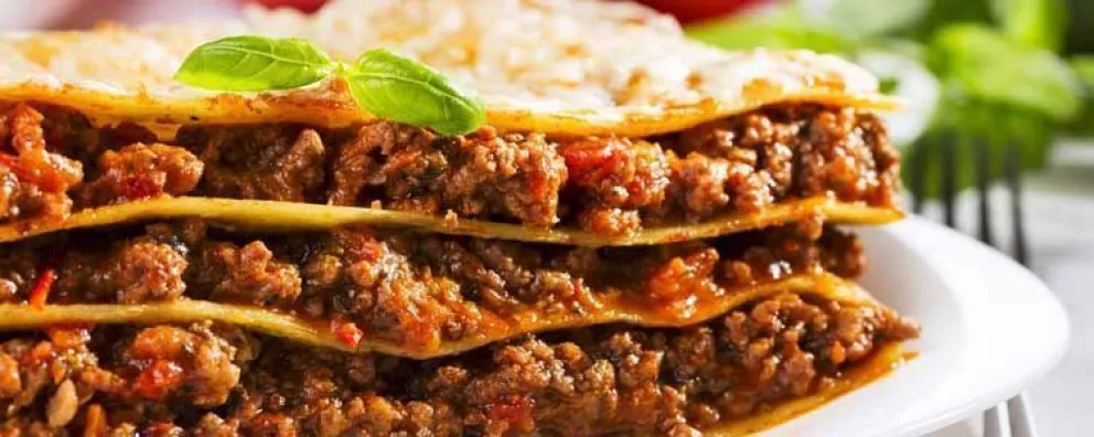 Lasagna de carne picada y salsa bechamel, lista en pocos minutos
