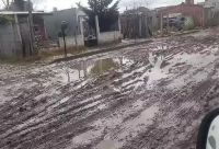 El vecindario del barrio Progreso denuncia que vive en un pantano