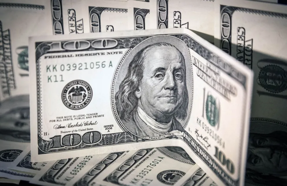 El dólar blue cae y cerró a $10 menos que el jueves