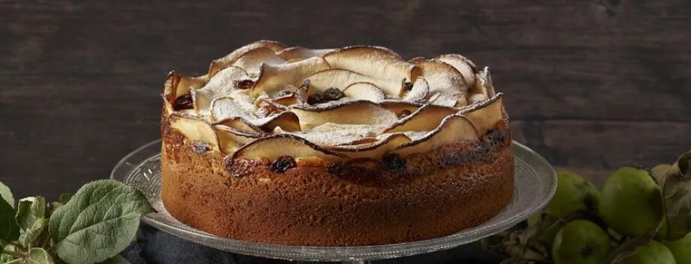 Torta de manzana, pasas y crema: una delicia sin complicaciones