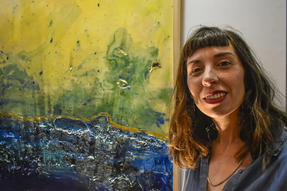 Mariana Peralta, una experta en cuadros, trajo su arte de Villarino a Viedma