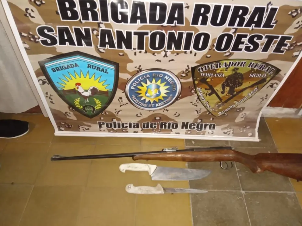 Iban con una carabina, evadieron un control y arrojaron el arma: fueron detenidos 