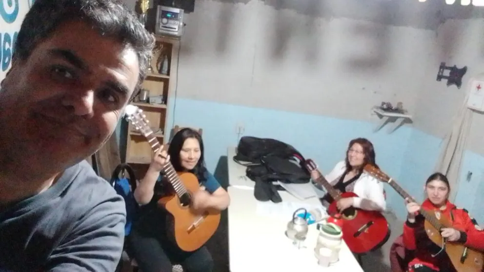 Fundación "Te Doy Una Mano" impulsa clases de guitarra criolla 