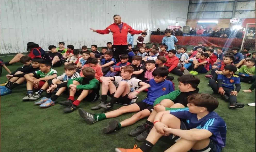 Rafael Varas: “El fútbol va de la mano del estudio, de la responsabilidad y la humildad” 