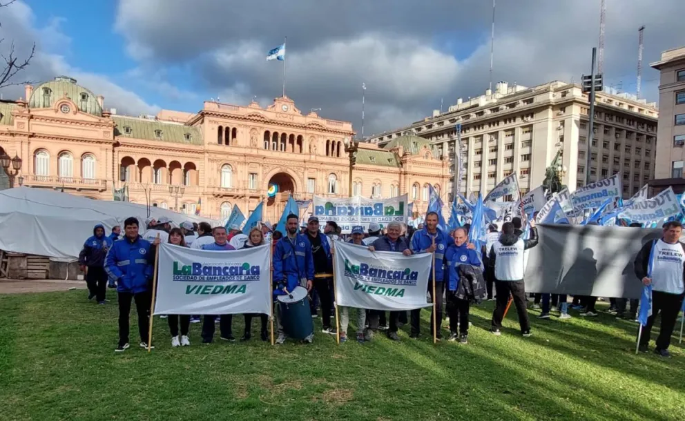 Los bancarios locales estuvieron en Plaza de Mayo y festejaron el anuncio de Sergio Massa