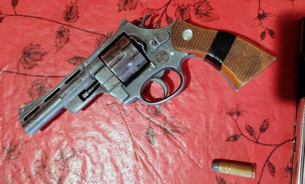 La policía volvió a sacar un arma de la calle que estaba en manos de delincuentes