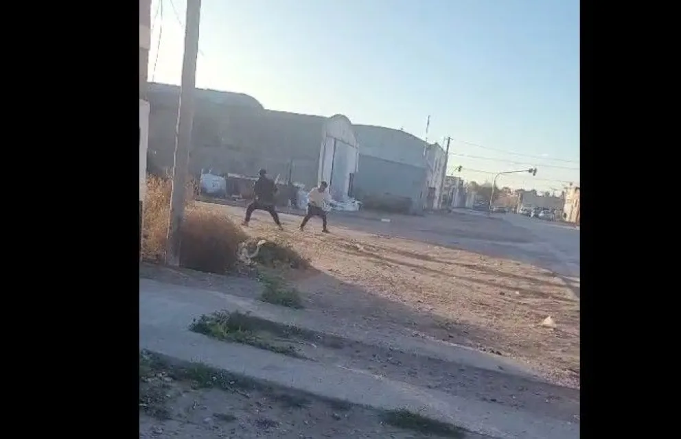 Discusión y pelea en la vía pública, una constante en calle Estados Unidos