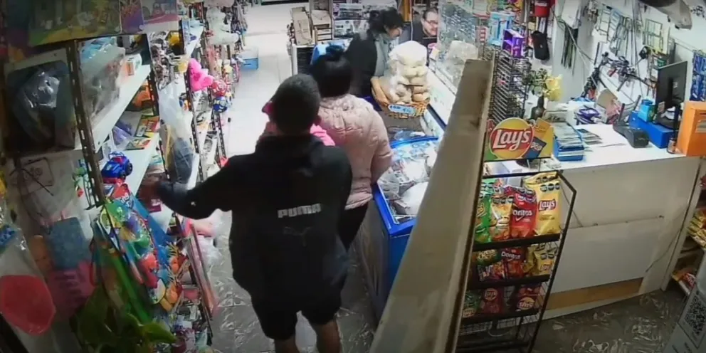 Video: una pareja salió a robar con una beba en brazos