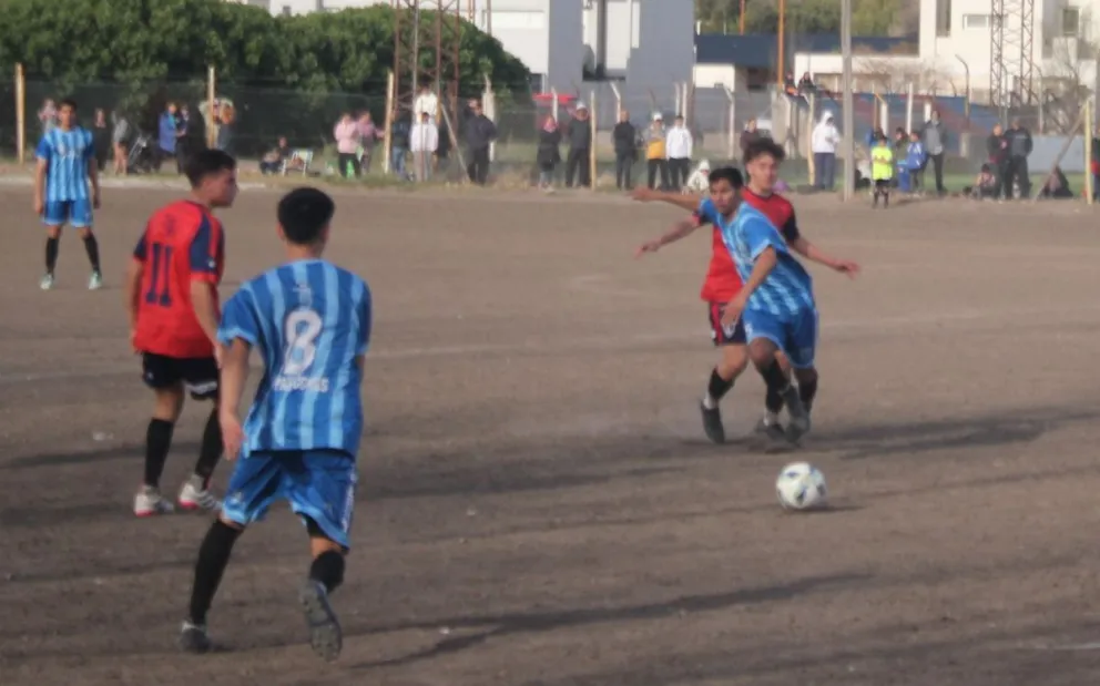 Jorge Newbery golpeó como visitante y se llevó una victoria de la cancha de Villa Congreso