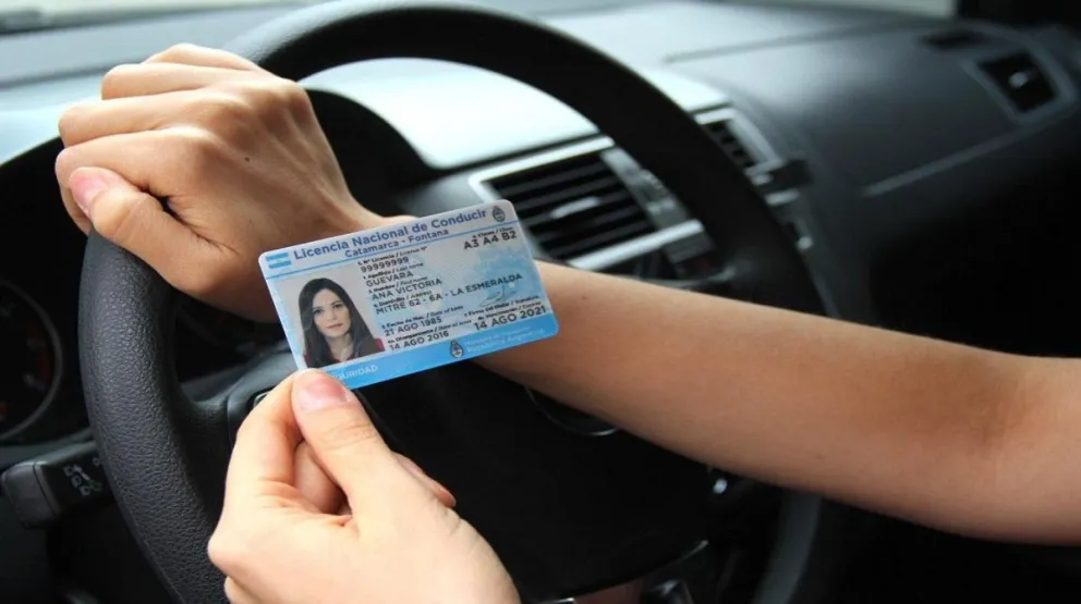 Jóvenes deberán realizar un curso para obtener su primera licencia de conducir: los detalles