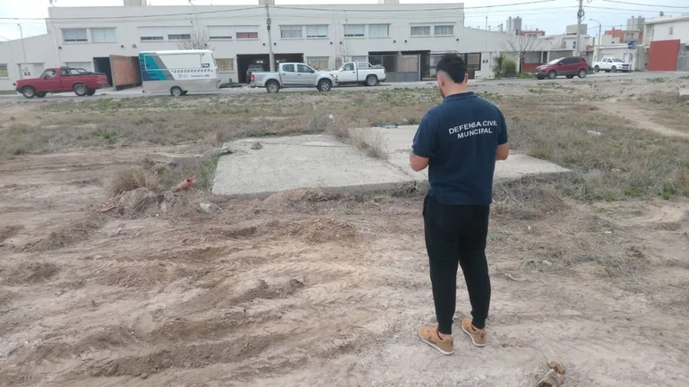 Trabajadores municipales taparon la "cueva" que habría sido utilizada como aguantadero