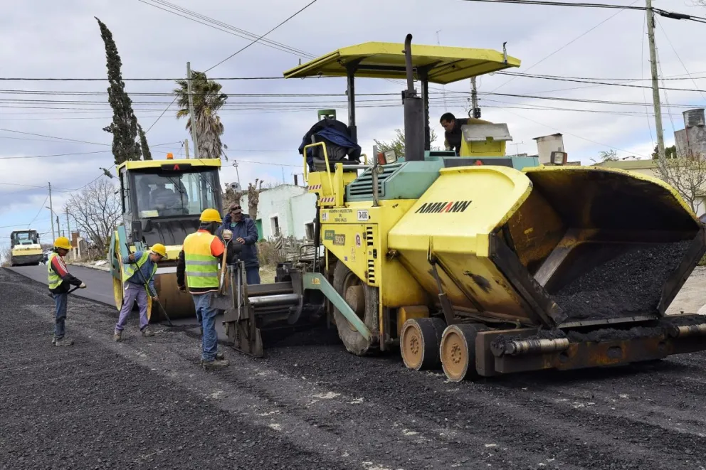Supervisaron los trabajos de pavimentación de la calle Chile 