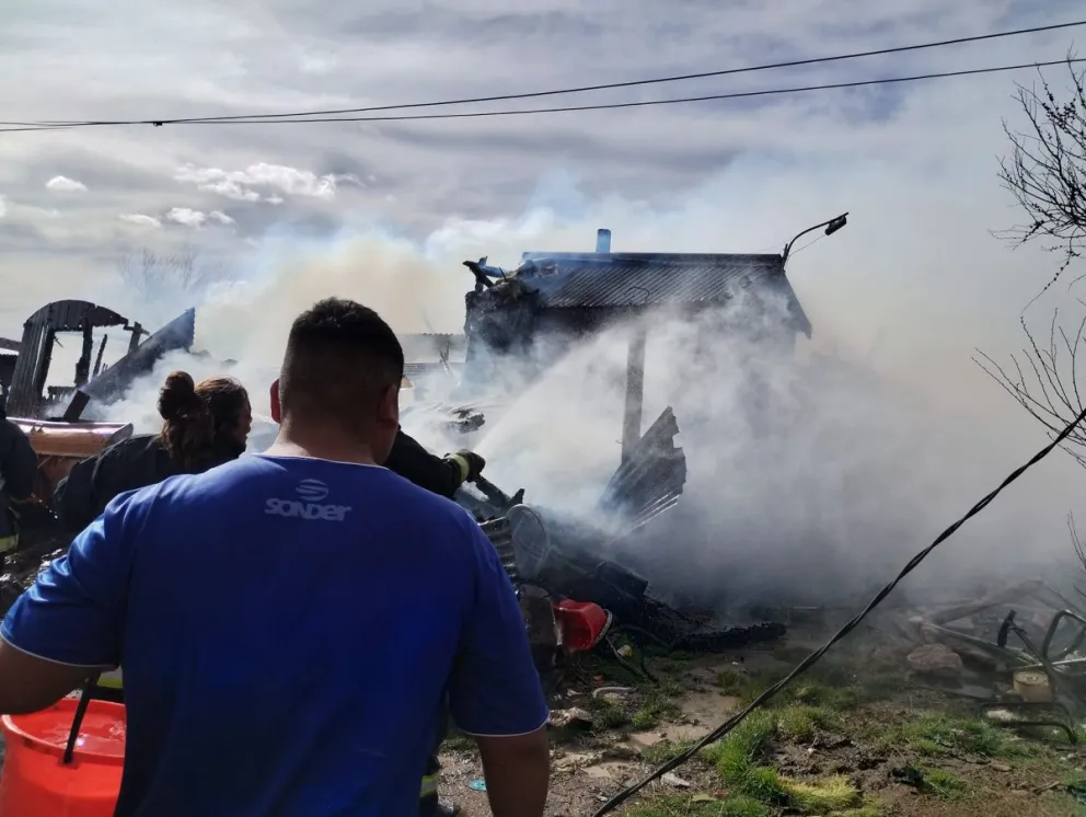 Un voraz incendio destruyó una precaria vivienda y se lanzó una campaña solidaria
