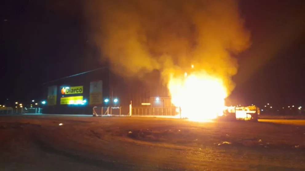 Un incendio afecta a un supermercado mayorista
