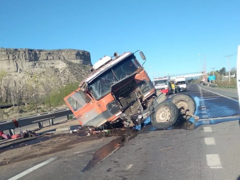 Un antiguo camión perdió el tren delantero y los ocupantes sólo sufrieron algunos golpes