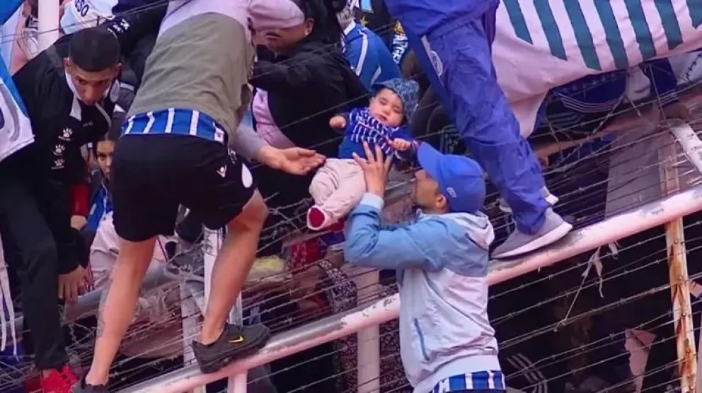 Violencia en el partido Godoy Cruz-Belgrano: por la desesperación, pasaron a un bebé entre alambres de púas