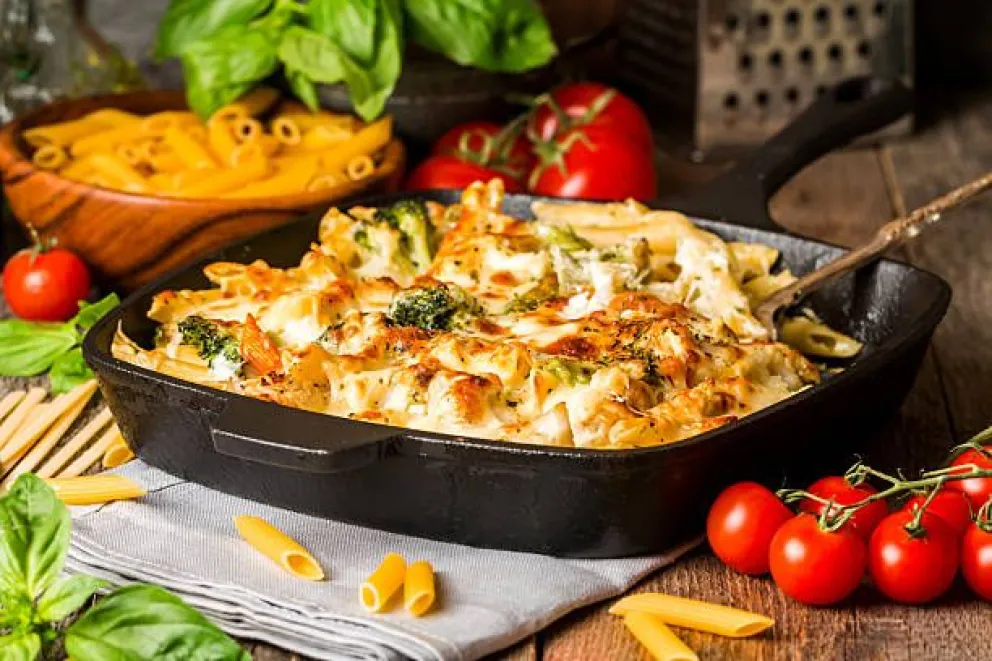 Una receta sencilla y original: fideos gratinados a la pizza