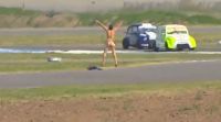 Video: un hombre se desnudó en plena pista durante una carrera en el Autódromo Ciudad de Rafaela
