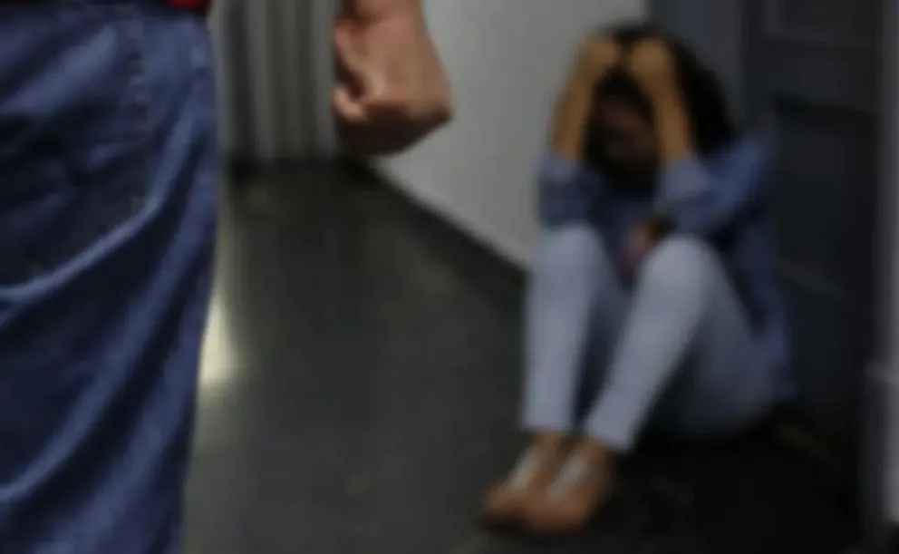 Atacó a su expareja y los vecinos lo agarraron a golpes: quedó detenido