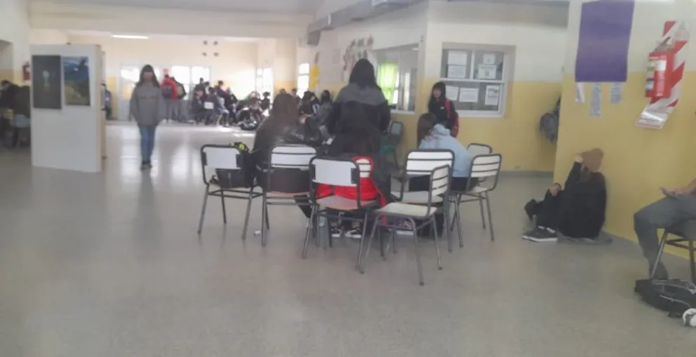 Chicos de la Escuela Secundaria 19 hicieron una sentada porque no les dejan festejar el Día del Estudiante