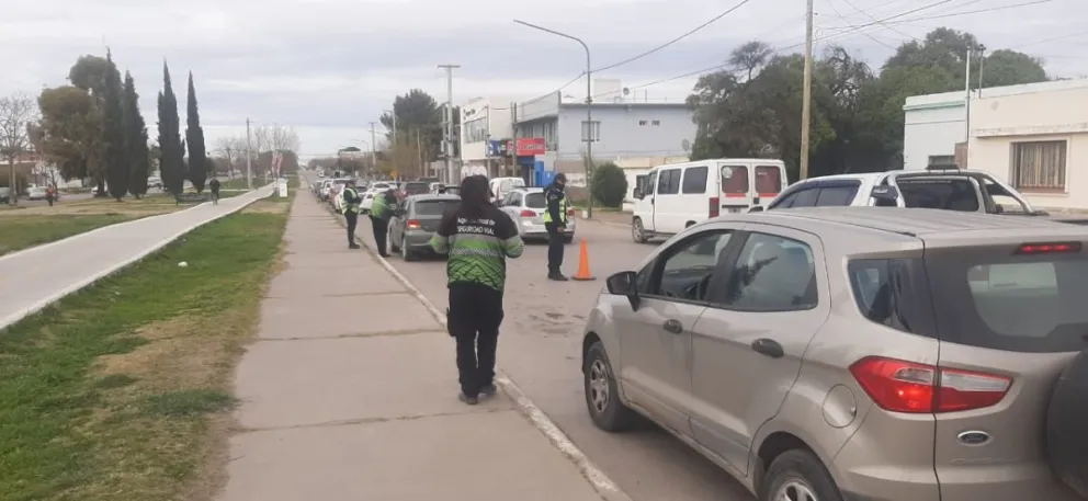 Inspectores y policías bloquearon calles y hubo más secuestros de vehículos