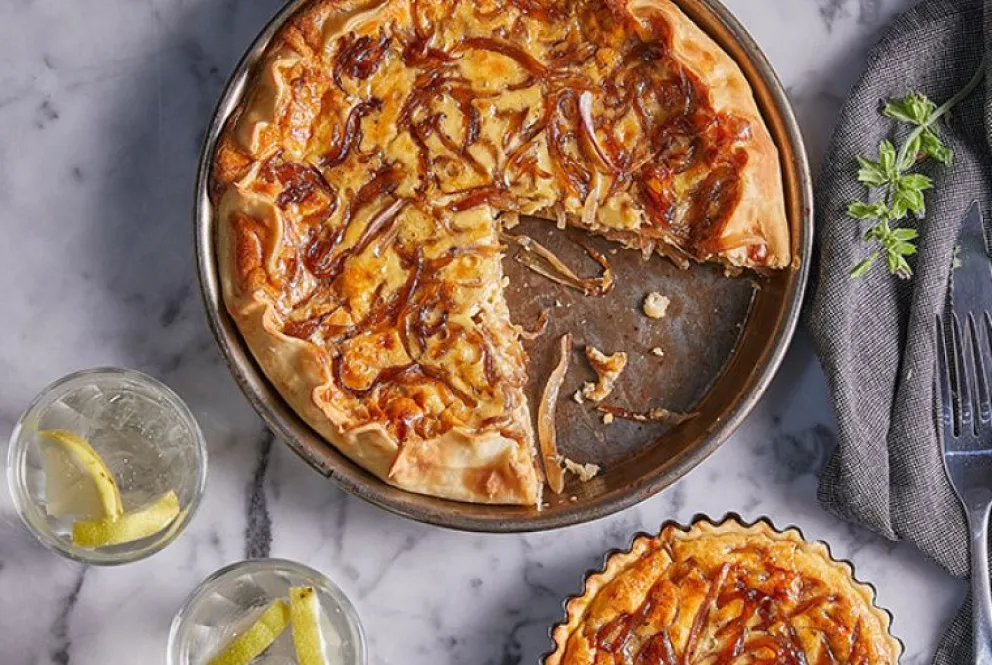 Una delicia: tarta de cebollas caramelizadas, zapallito y queso
