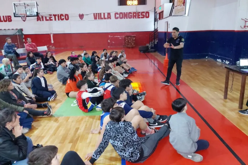 La Comisaría de la Familia brindó una charla sobre Grooming, Sexting y Ciberbullyng en el club Villa Congreso