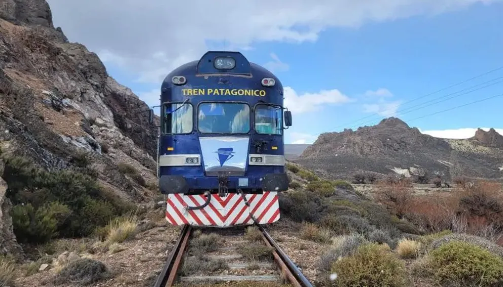 Actualmente, el Tren Patagónico mantiene servicios regulares que conectan Viedma con San Carlos de Bariloche. 