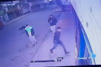 Inseguridad al palo: delincuentes les patearon las puertas a comercios del centro de Viedma