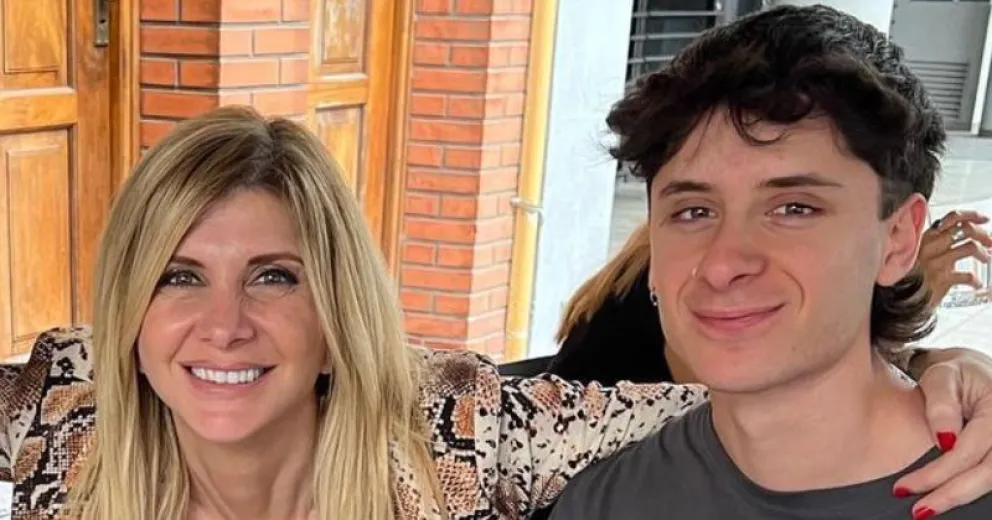 A qué se dedica Tomás Burlet, el hijo de Débora Plager