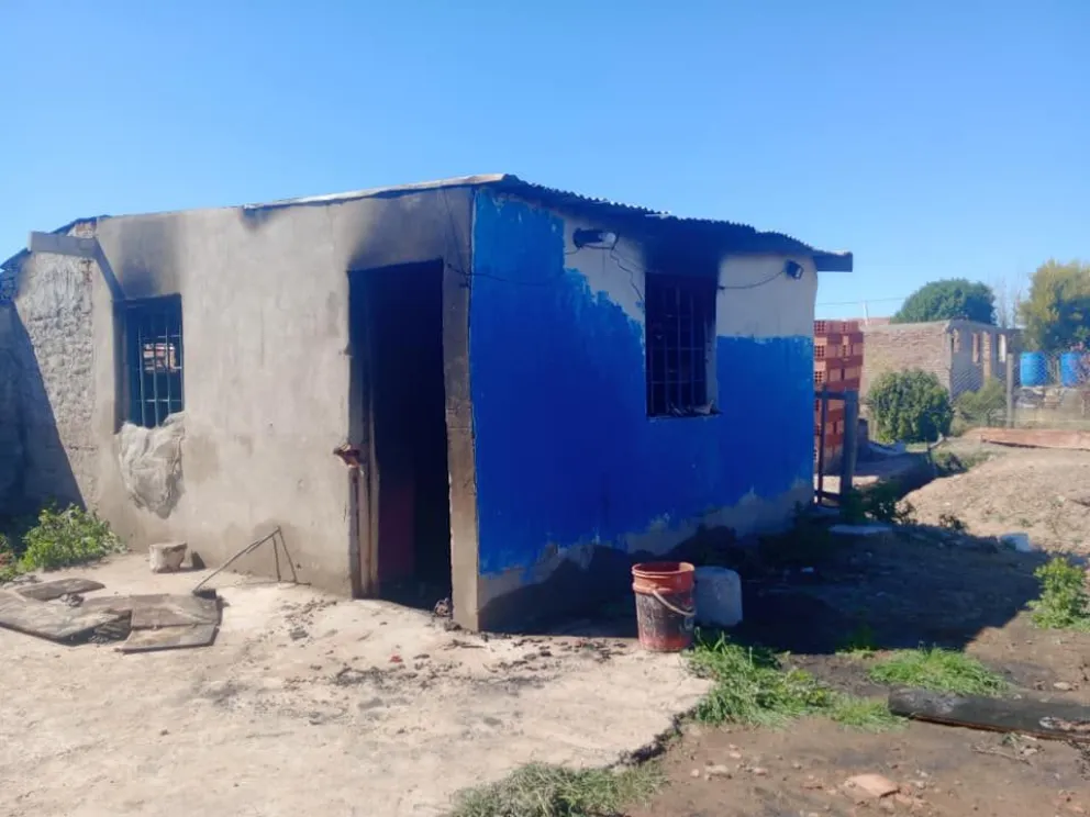 Piden ayuda para una joven del barrio Esperanza que perdió todo en un incendio