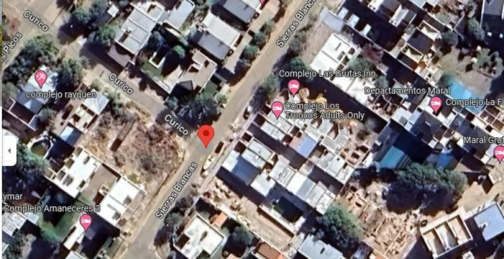 La tapa de cloacas estaba suelta y le destruyó el tren delantero: Aguas Rionegrinas deberá hacerse cargo