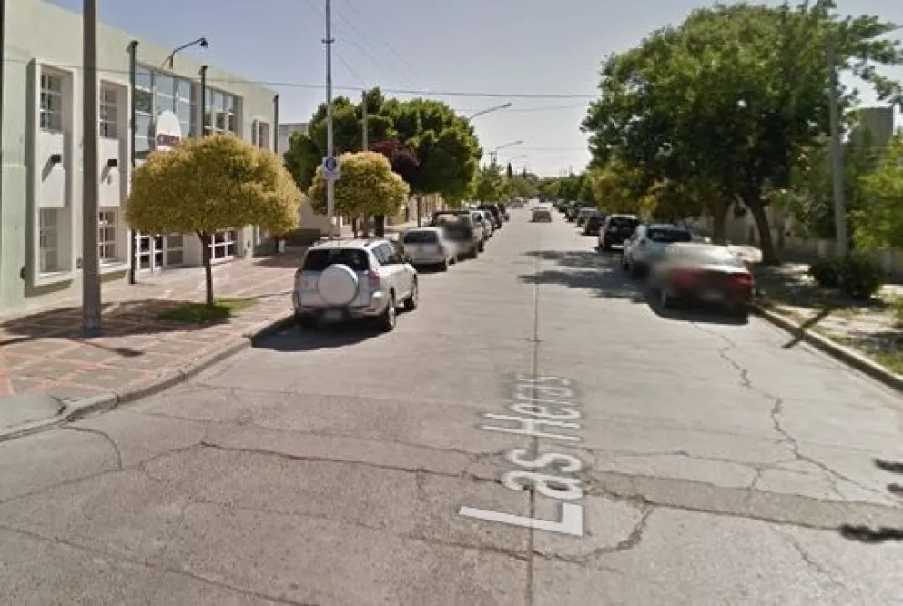 Destrozaron una puerta para robar una computadora y luego ofrecieron en venta