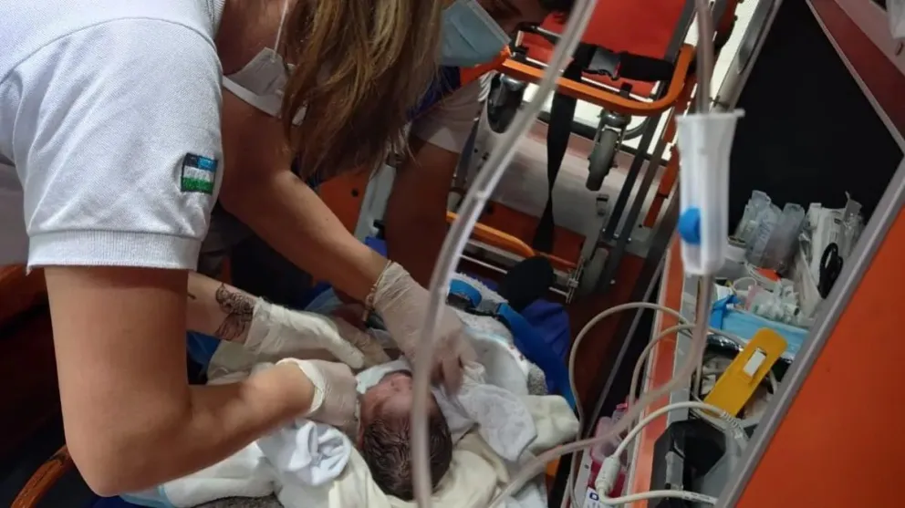 No todos los héroes llevan capas: el SIARME asistió a una mujer que dio a luz camino al hospital