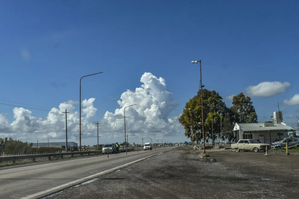 Los colgados de la luz provocan dolores de cabeza a policías camineros y vecinos