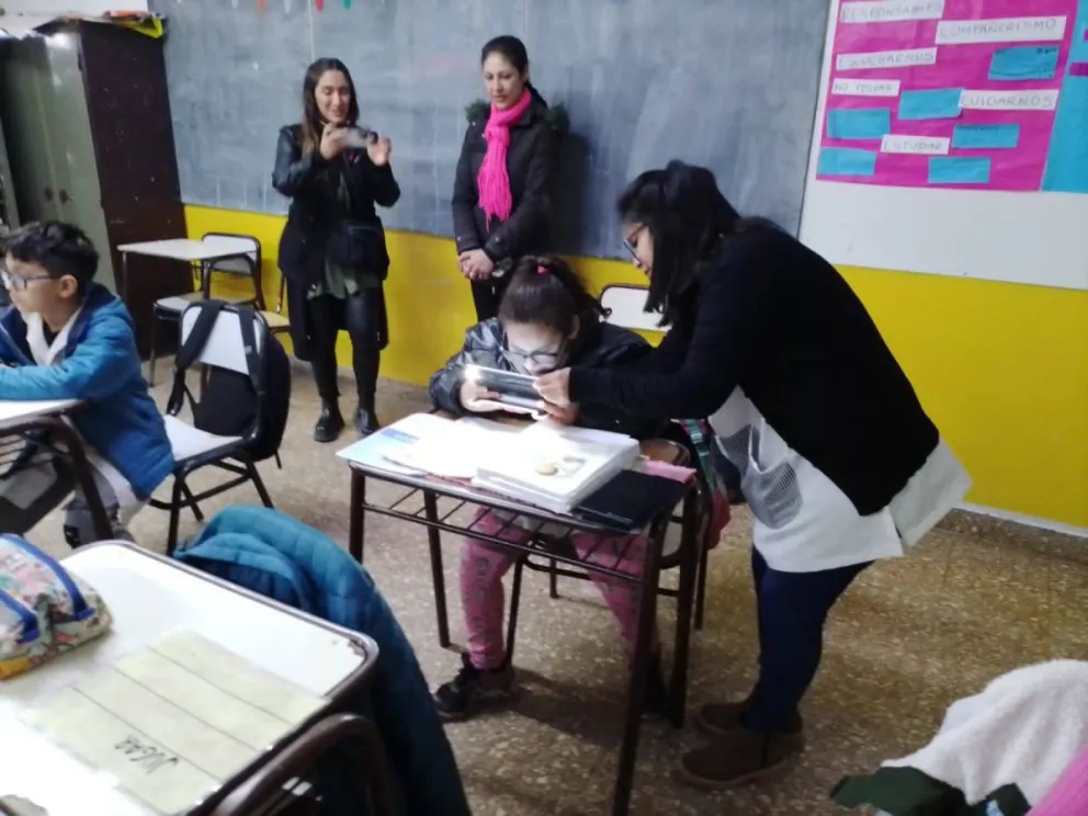 La baja visión tiene arreglo y gracias a una tablet, una alumna consigue aprender más