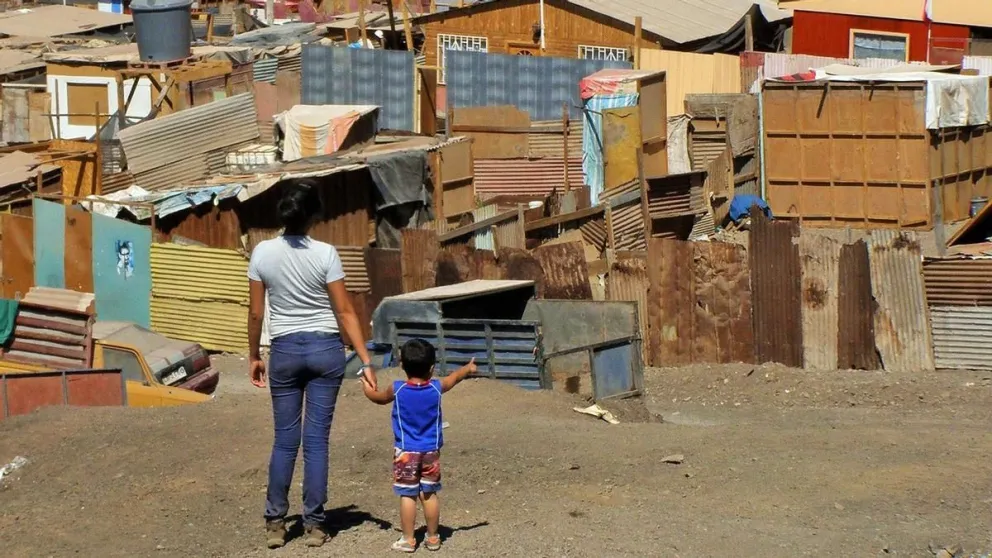 La pobreza alcanzó el 40,1% en el primer semestre: más de la mitad de los niños argentinos son pobres